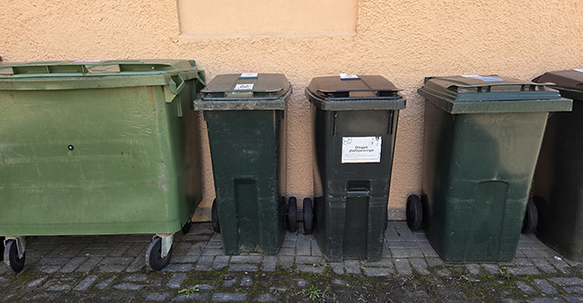 Sopkärl på rad