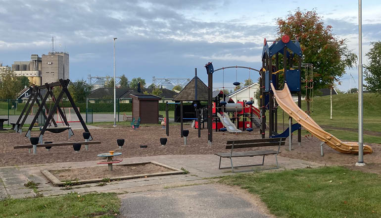 Översiktsbild på en lekplats.