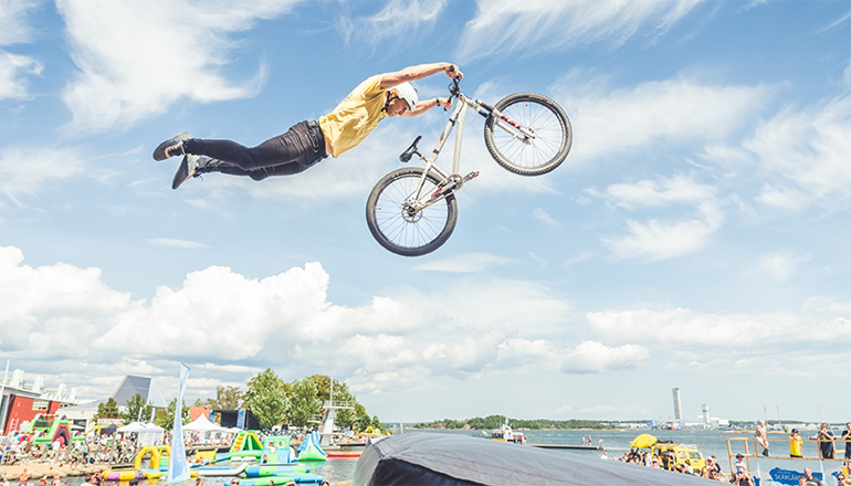 Bakgrund röda illustrerade jordgubbar med vit Instagram-logga på.