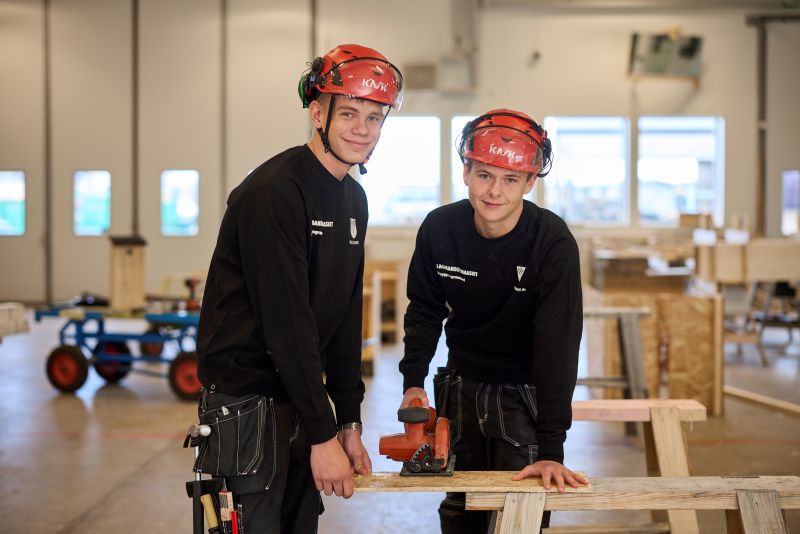En elev på bygg- och anläggningsprogrammet som håller i en hammare.