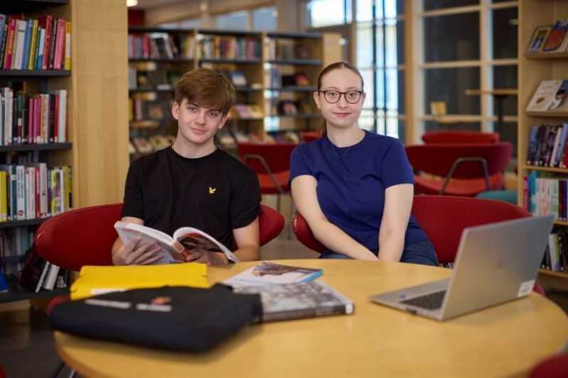 Elev som läser bok på biblioteket på Lagmansgymnasiet. 