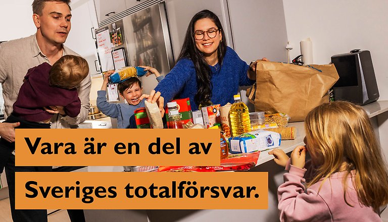 Bild med familj i kök samt texten Vara är en del av Sveriges totalförsvar.